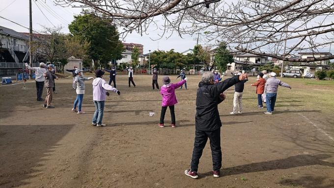清水町公園でたくさんの参加者がラジオ体操をしている様子の写真