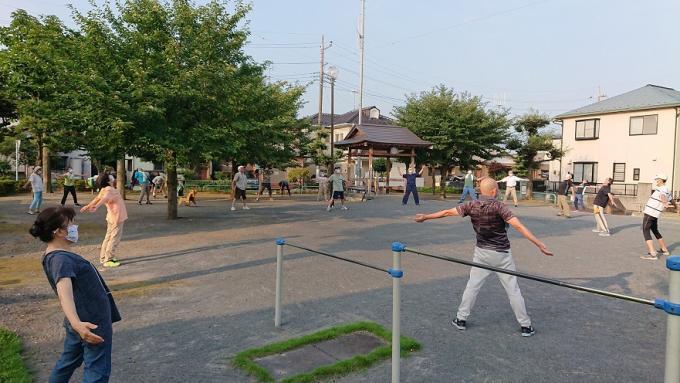 棚田砂原公園でたくさんの参加者がラジオ体操をしている様子の写真