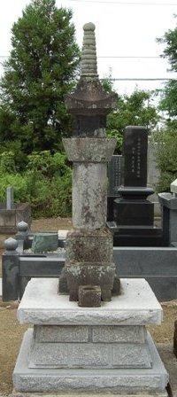 石台の上に置かれている石幢形の梅貞童子の墓の全体写真