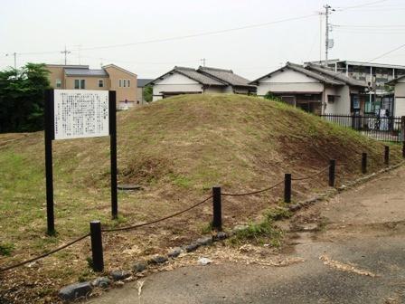 柵で囲まれた案内版の横に盛土で小高くなっている大日塚古墳の写真