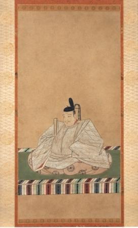 白色の衣服と黒色の冠を頭に被り、笏を右手に持って座っている徳川家康画像の写真