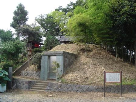 小高く盛土され、右側斜面には竹が生え、中央正面には石階段が数段あり、上ったところに入り口がある地蔵塚古墳の全体写真