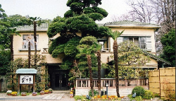 主屋建物の全景