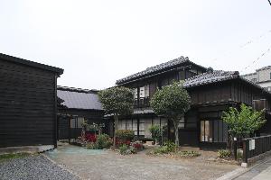 牧禎舎の全景　木造の建物