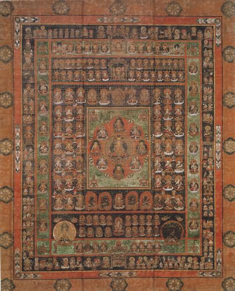 全体の絵が少しかすれ、長方形で中央の四角の中央に一体の仏、周りを囲むように7体の仏が描かれ、その周りにも沢山の仏が描かれている胎蔵界曼荼羅の写真