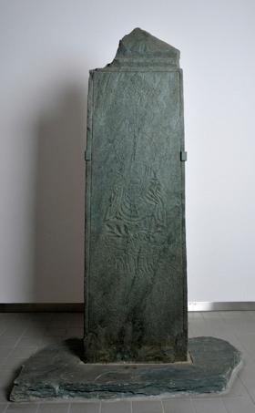 脇侍をともなった地蔵菩薩の図像が彫られている文永二年銘の板碑の写真