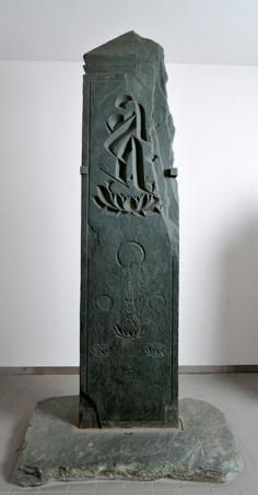 上半部にキリークという種子と蓮座、下半部に阿弥陀三尊の図像が彫られている文応二年銘の板碑の写真