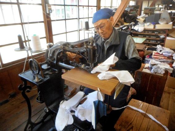 職人の男性がミシンで足袋を縫っている写真