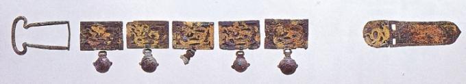 金具部分や模様が掘られている銙板の部分が竜文透彫帯金具の形になるように並べられている写真
