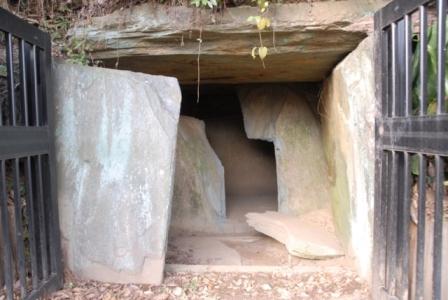 北を入口に開口した小さな石室（鞍部の石室）の写真