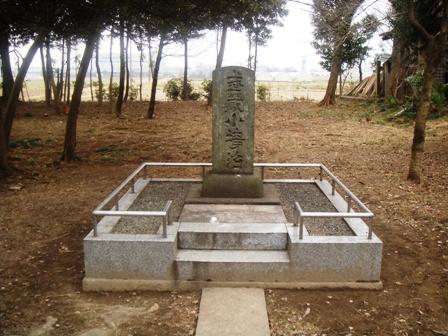 小埼沼の中にたてられている、武蔵小埼沼と刻まれた石碑の写真