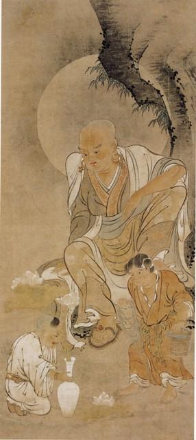月光の下、白い花瓶に白蓮華を生けている白い着物を着た男性、その様子を見守っている2人男性がやわらかな線で描かれている羅漢画像の写真