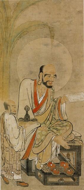 月光の下、着物を着た僧侶が台の上に座って左手に経文を持ち、読経に努める僧侶、両手で品物を乗せて物を運んでいる男性がやわらかな線で描かれいる羅漢画像の写真