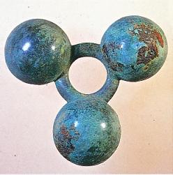 円の周りに3つの球体がついている青緑色の三環鈴の写真