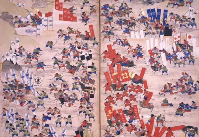 左側に青い旗の大群、右側に赤い旗の大群が描かれ、戦いが行われている場面を拡大している写真