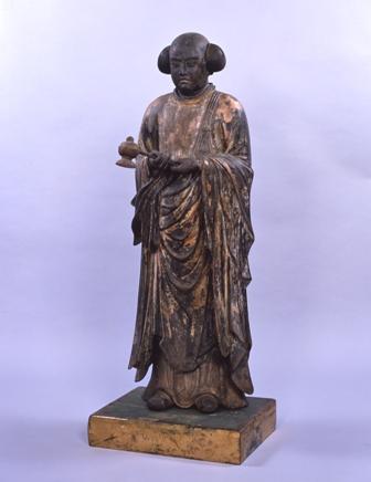 両手で小槌をもって四角い台座の上に立っている木造聖徳太子立像の写真