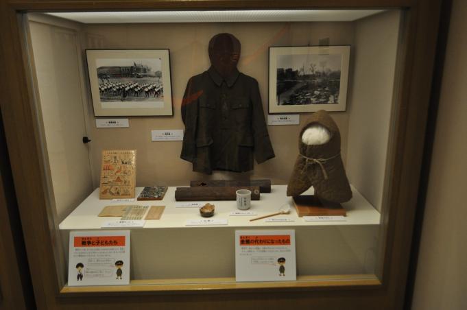 防空頭巾や戦時中の写真など、過去の博学連携展示での展示例