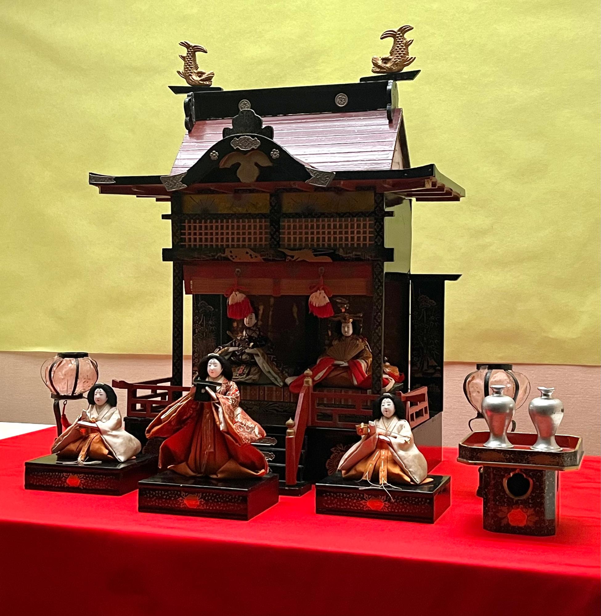 御殿飾りの雛人形