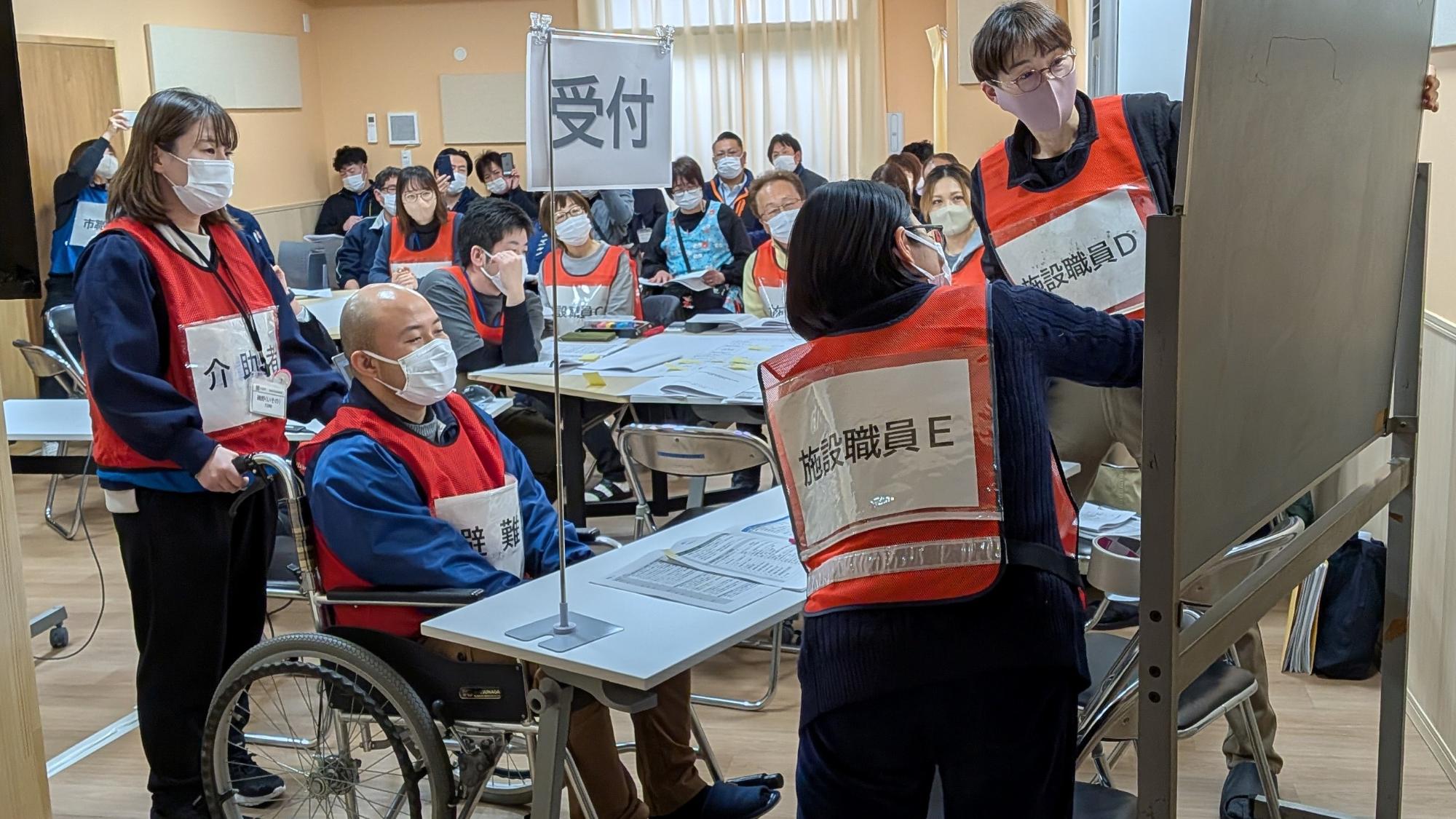 福祉避難所で受付をしている様子